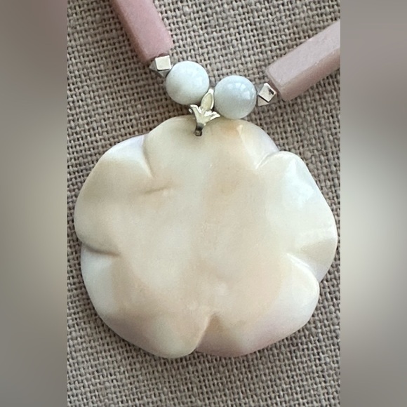 18 inch Mother of Pearl Choker and Pink Conch Shell bead necklace NWOT - Picture 4 of 13